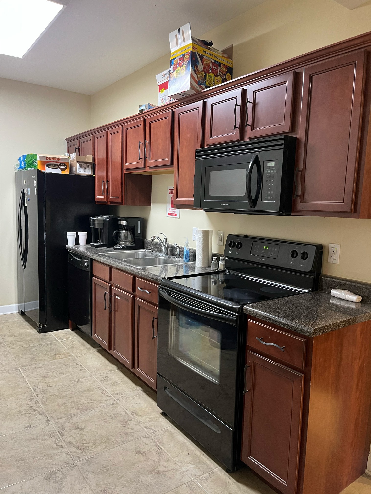 Office/Warehouse Space with Reception Area — Amenities & Features